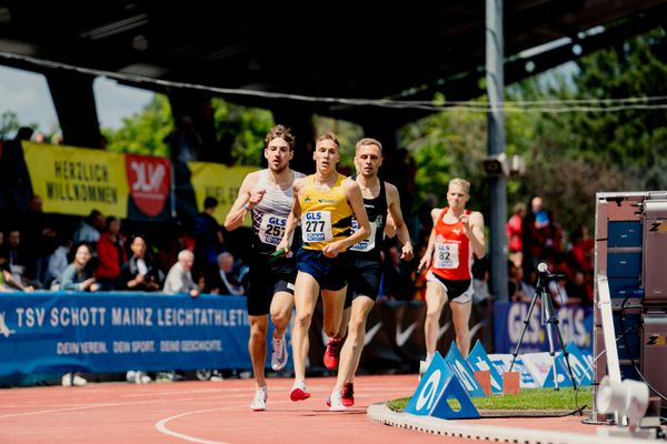 Jens Mergenthaler (StG Heilbronn-Weinstadt-Winnen), Marc Tortell (Athletics Team Karben) am 29.05.2022 waehrend der Deutschen Meisterschaften Langstaffel im Otto-Schott-Sportzentrum in Mainz